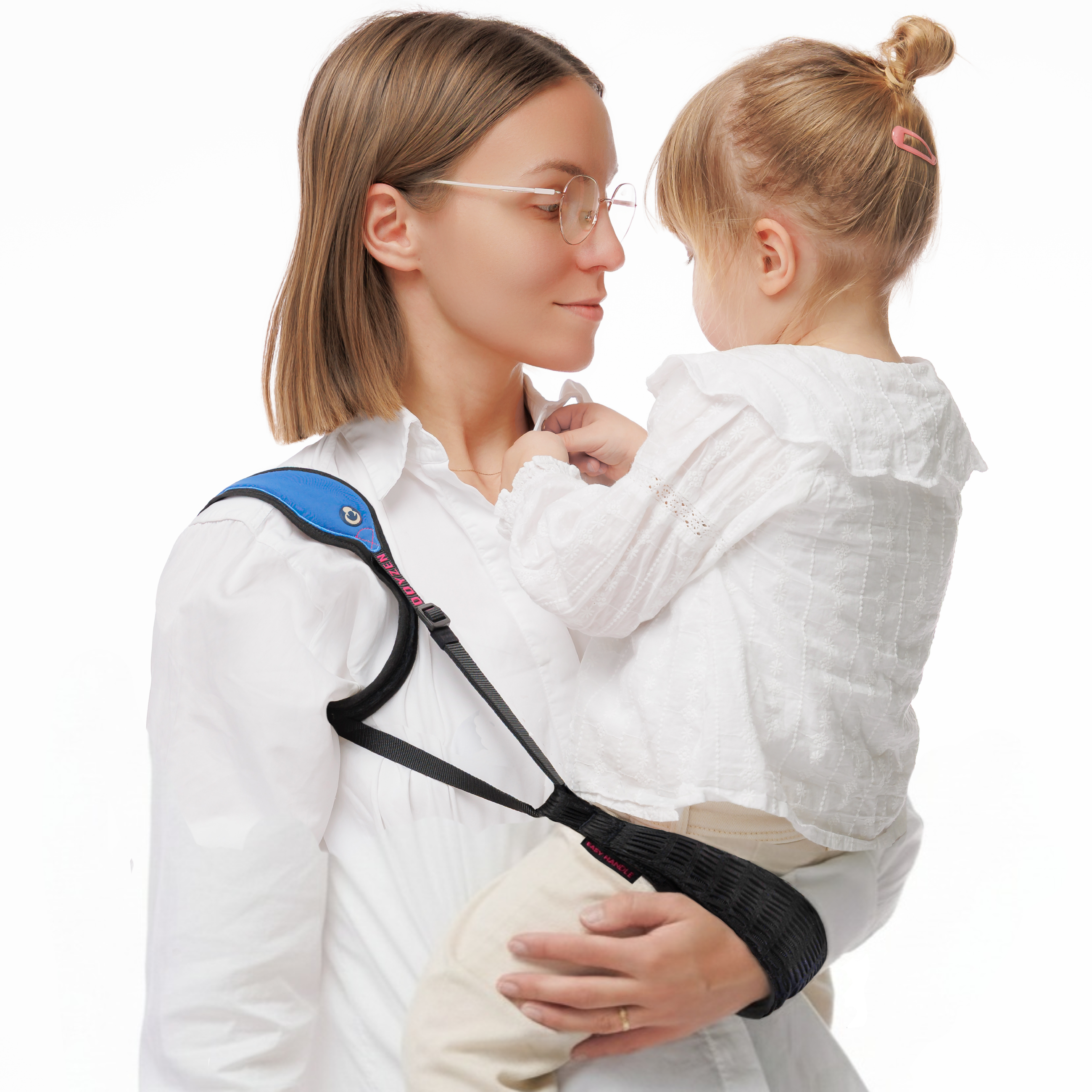 Mother holding toddler comfortably using the Kiddyzen Easy Handle arm support sling
